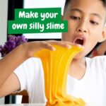 Enfant jouant avec du slime jaune extensible