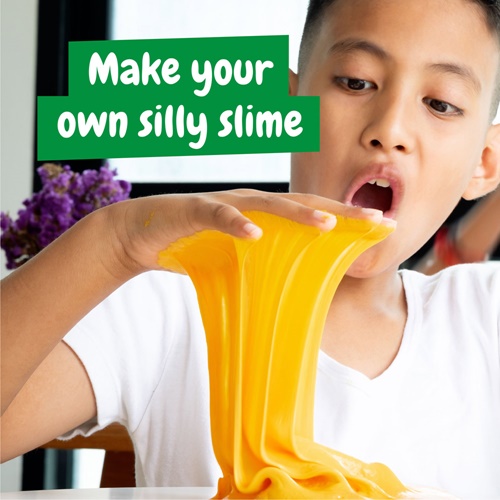 Enfant jouant avec du slime jaune extensible