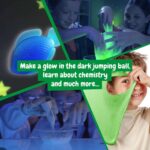 Enfants réalisant des expériences scientifiques lumineuses et ludiques