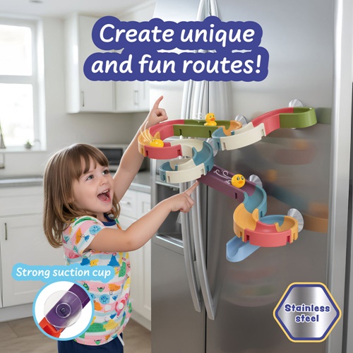 Enfant jouant avec circuit coloré sur réfrigérateur