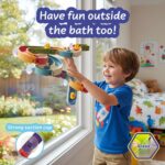 Enfant jouant avec circuit à ventouses sur vitre