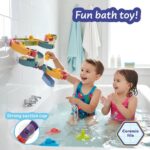 Enfants jouant avec circuit de bain mural