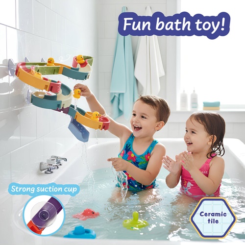 Enfants jouant avec circuit de bain mural