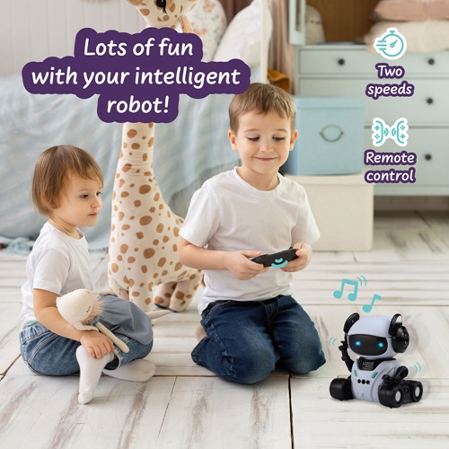 Deux enfants jouent avec un robot télécommandé