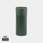 Gobelet isotherme vert réutilisable sur fond blanc