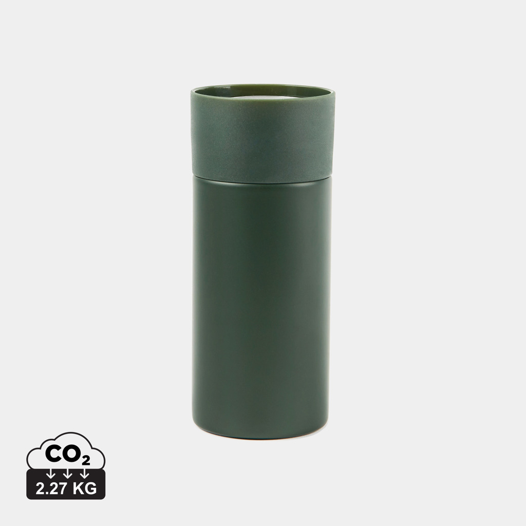 Gobelet isotherme vert réutilisable sur fond blanc