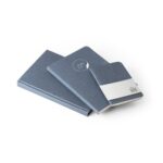 Trois carnets gris mouchetés empilés