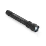 Lampe torche tactique noire sur fond blanc