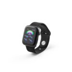 Montre connectée noire affichant données sportives