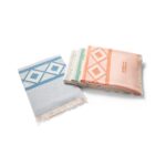 Serviettes pliées à motifs géométriques colorés