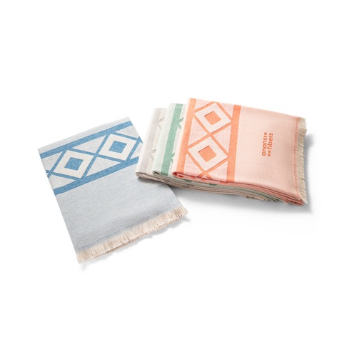Serviettes pliées à motifs géométriques colorés