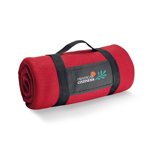 Couverture rouge roulée avec sangle noire