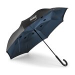 Parapluie noir ouvert avec poignée courbée