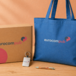 Sac et boîte eurocompub sur table en bois