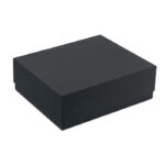 Boîte rectangulaire noire fermée sur fond blanc