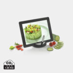 Tablette affichant salade entourée de légumes frais