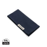 Serviette en tissu bleu marine pliée