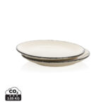 Deux assiettes en céramique beige empilées