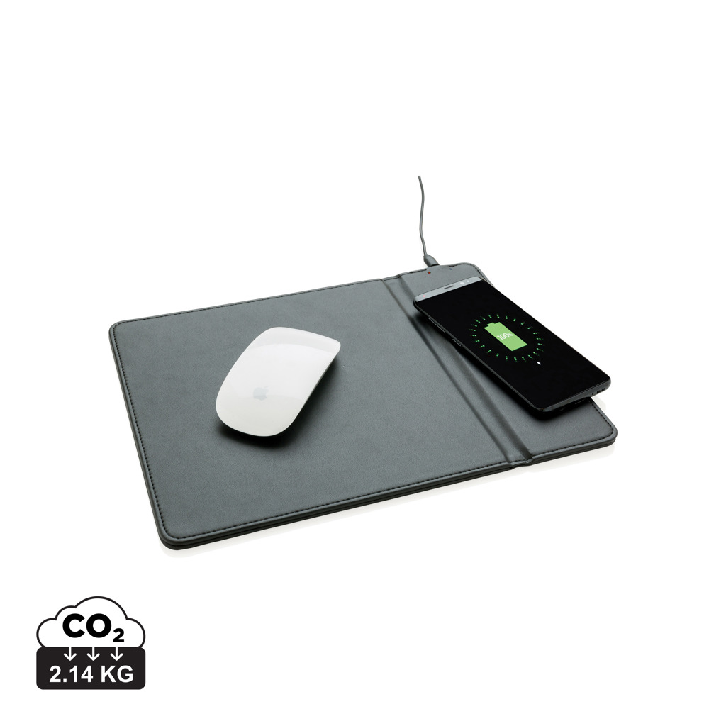 Tapis de bureau avec souris et smartphone en charge