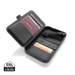 Organisateur de voyage noir avec passeport et câbles