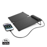 Panneau solaire portable rechargeant un smartphone