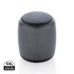 Enceinte portable grise compacte sur fond blanc