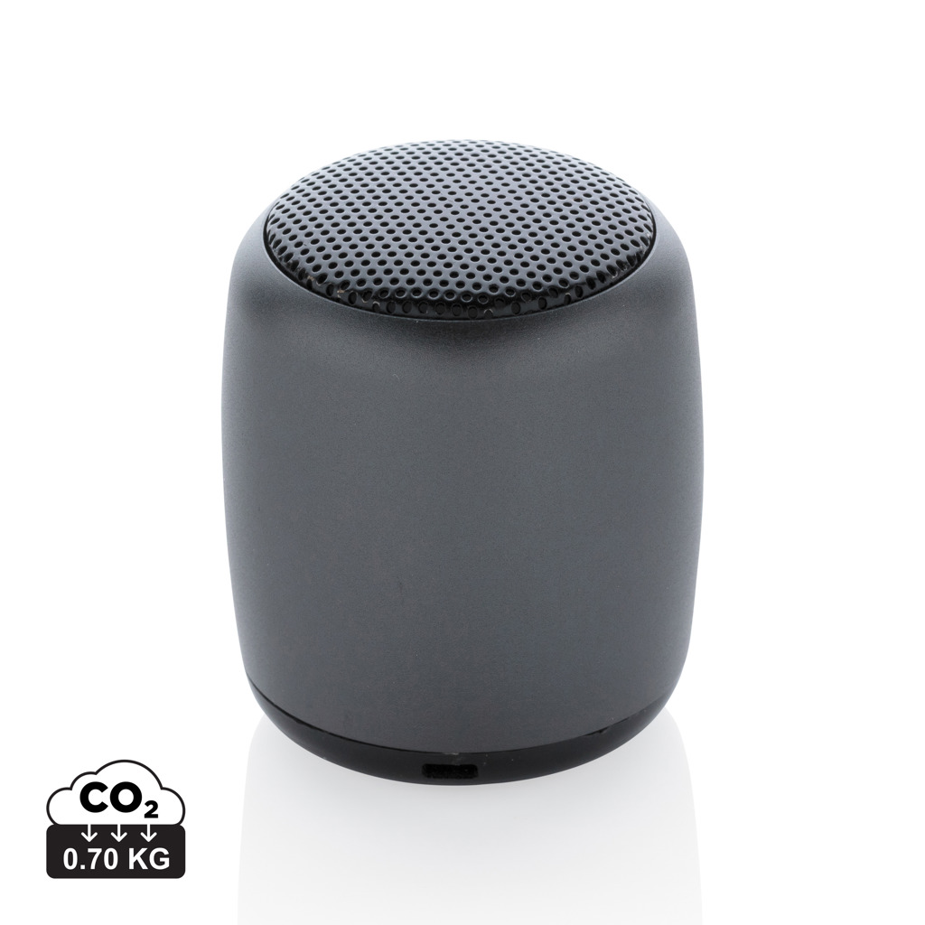 Enceinte portable grise compacte sur fond blanc