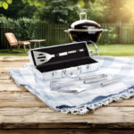 Set d’ustensiles de barbecue sur table extérieure