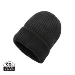 Bonnet noir en maille côtelée sur fond clair