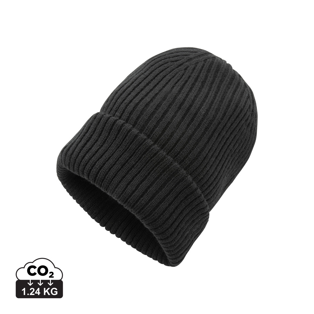 Bonnet noir en maille côtelée sur fond clair