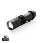 Lampe torche noire allumée sur fond clair