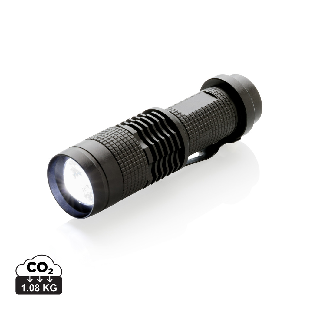 Lampe torche noire allumée sur fond clair