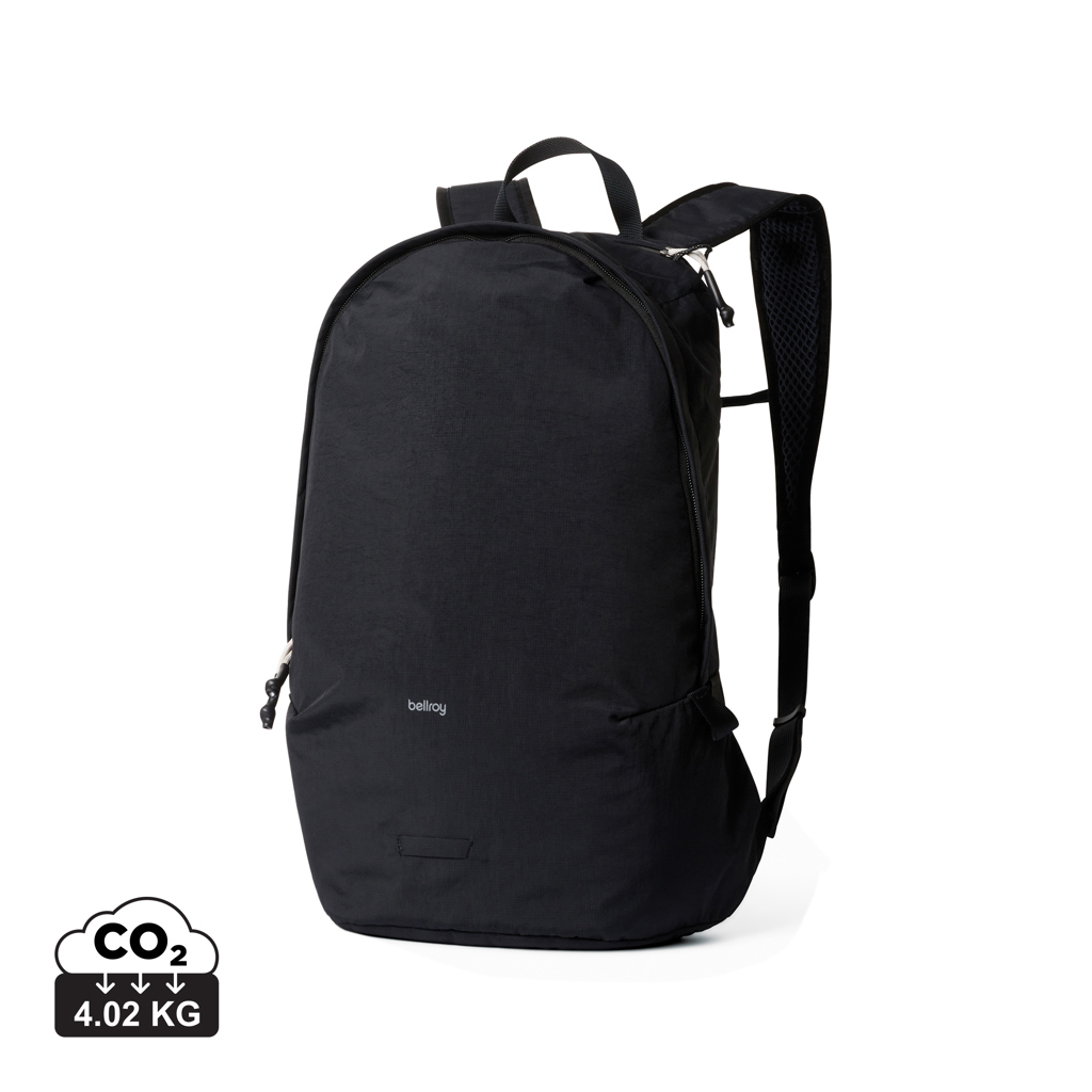 Sac à dos noir Bellroy sur fond blanc