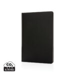 Carnet noir rigide sur fond blanc
