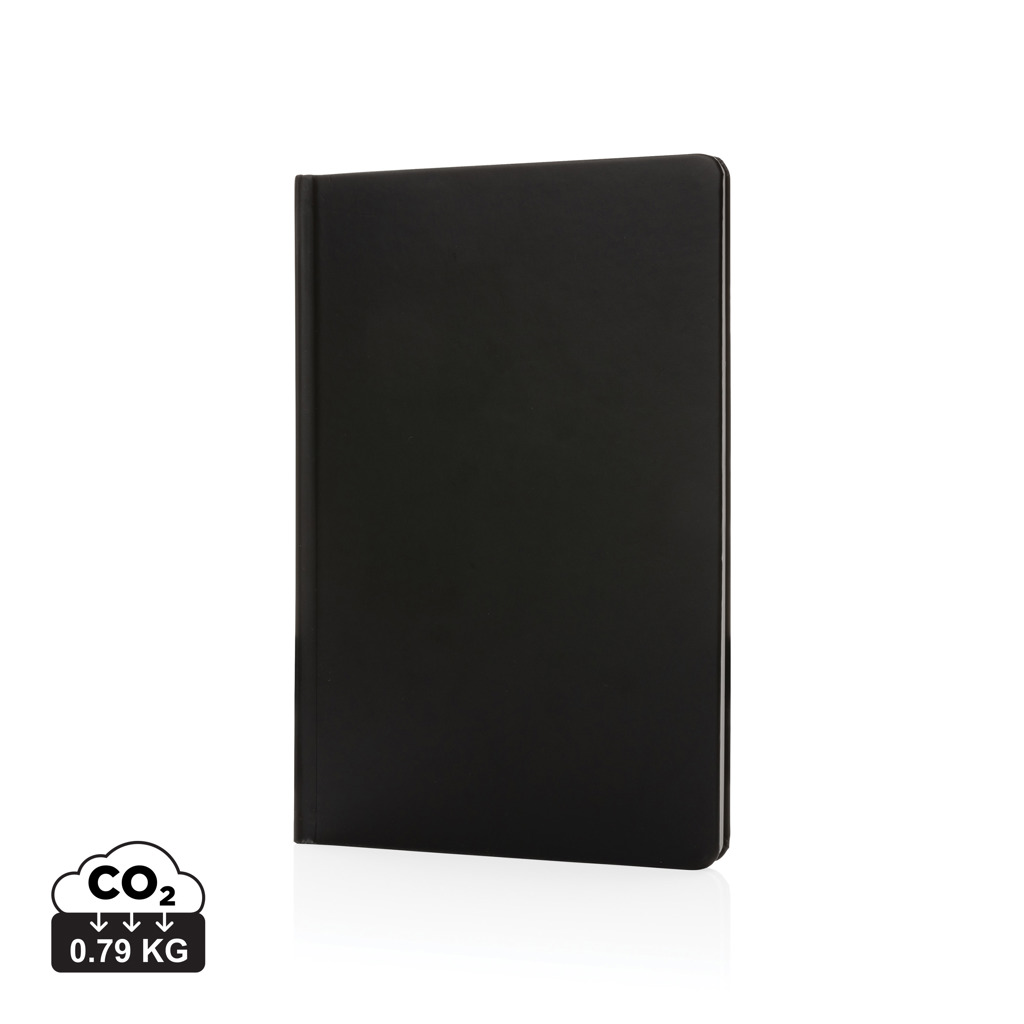 Carnet noir rigide sur fond blanc