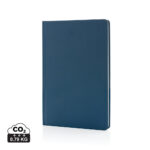 Carnet rigide bleu uni sur fond blanc