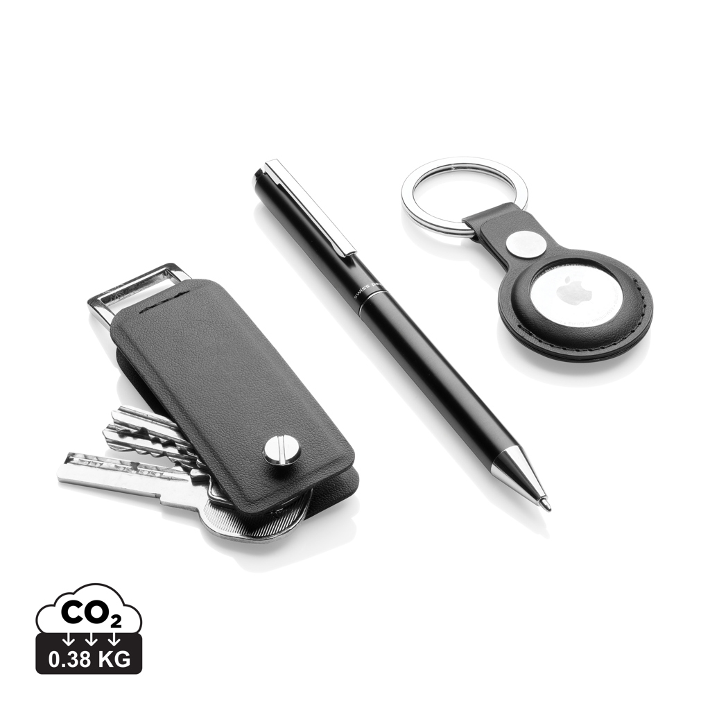 Porte-clés, stylo et AirTag sur fond clair