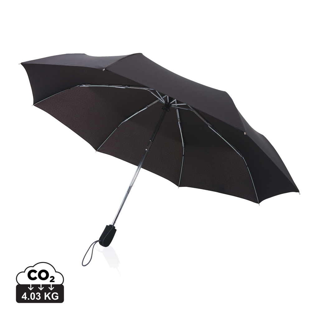 Parapluie pliant noir ouvert sur fond blanc