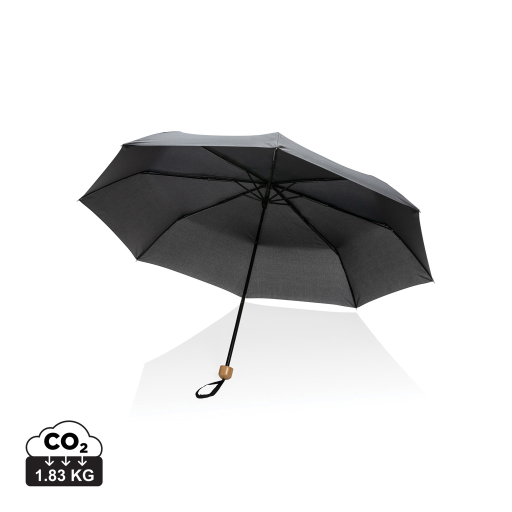 Parapluie noir ouvert avec poignée en bois
