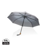 Parapluie gris ouvert sur fond blanc