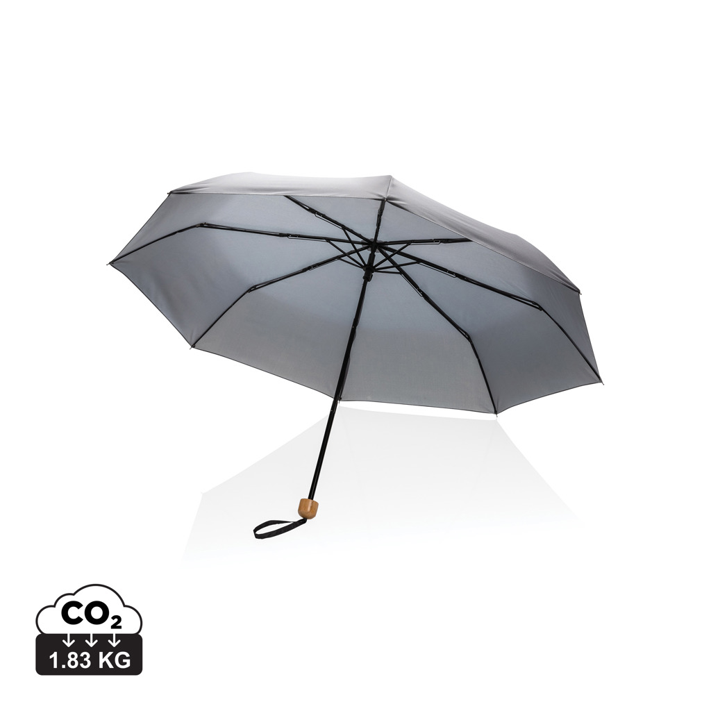 Parapluie gris ouvert sur fond blanc