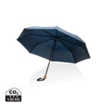 Parapluie bleu ouvert avec poignée en bois