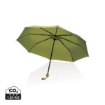 Parapluie vert ouvert sur fond blanc