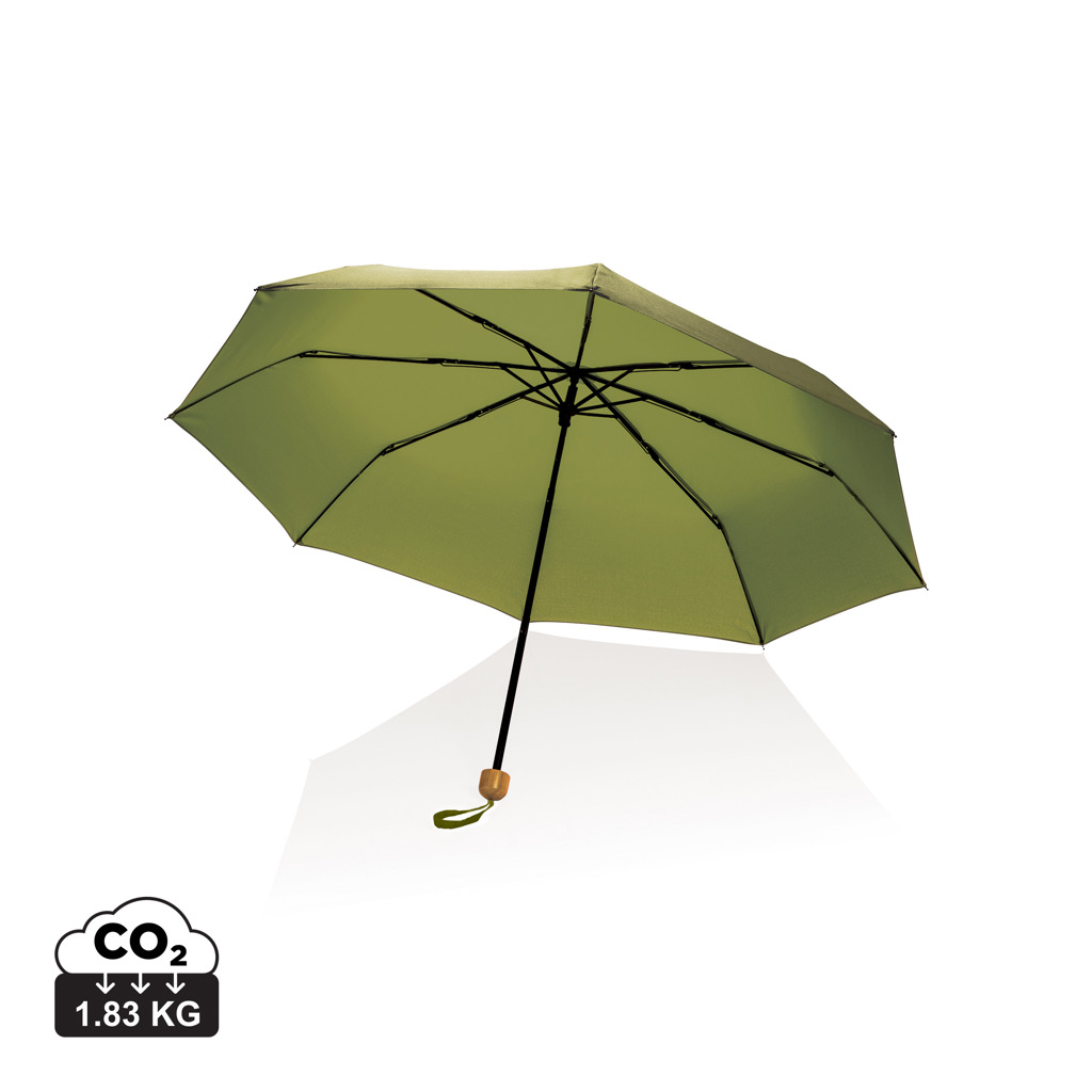 Parapluie vert ouvert sur fond blanc
