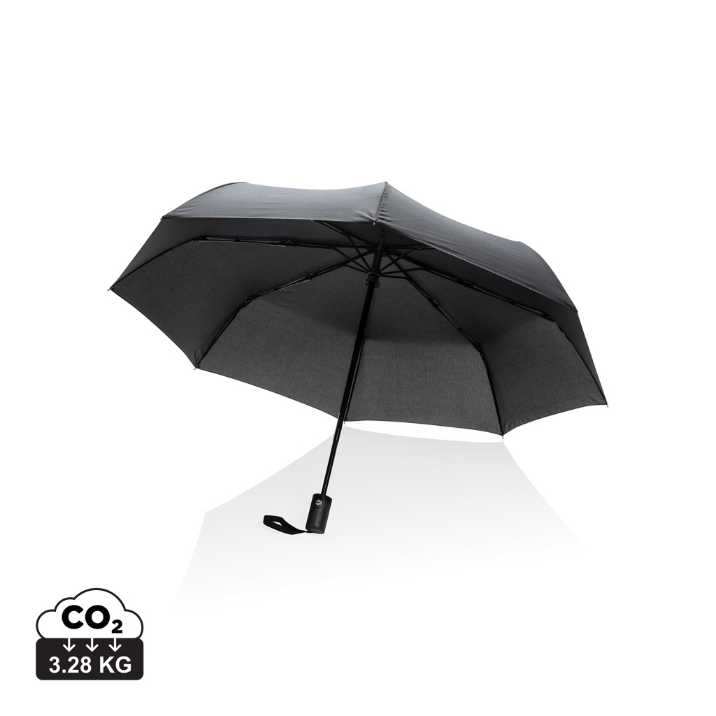 Parapluie noir ouvert sur fond blanc