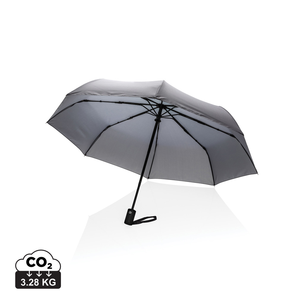 Parapluie gris ouvert sur fond blanc