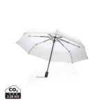 Parapluie blanc ouvert sur fond blanc