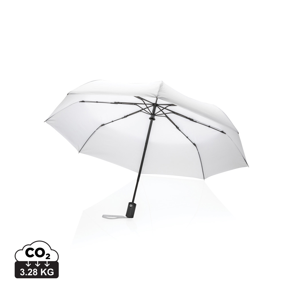 Parapluie blanc ouvert sur fond blanc