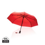 Parapluie pliant rouge ouvert sur fond blanc