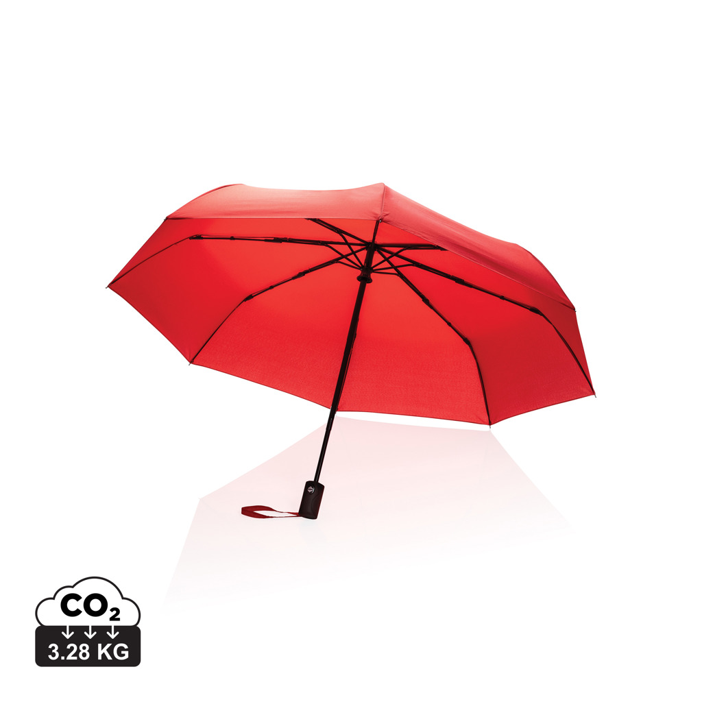 Parapluie pliant rouge ouvert sur fond blanc